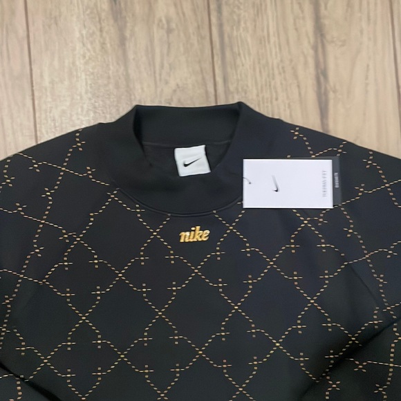 Nike Tops - NWT Nike Therma-Fit Oversized Cropped Sweatshirt Women’s Small